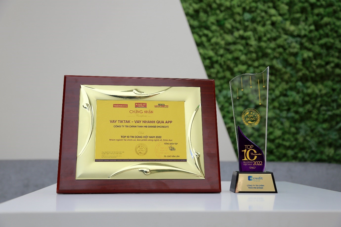 Cúp chứng nhận sản phẩm vay TikTak đạt Top 10 tin dùng Việt Nam 2022 nhóm ngành Tài chính số, sản phẩm công nghệ số, giáo dục.