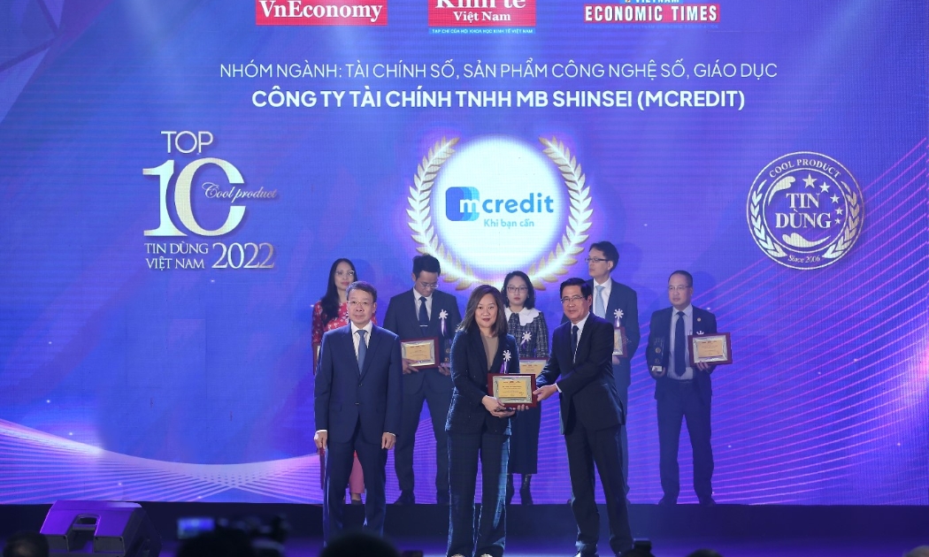Bà Nguyễn Thị Hương Giang – Giám Đốc Khối Kinh Doanh Số Mcredit (Trưởng ban dự án Vay TikTak) vinh dự đón nhận giải thưởng.