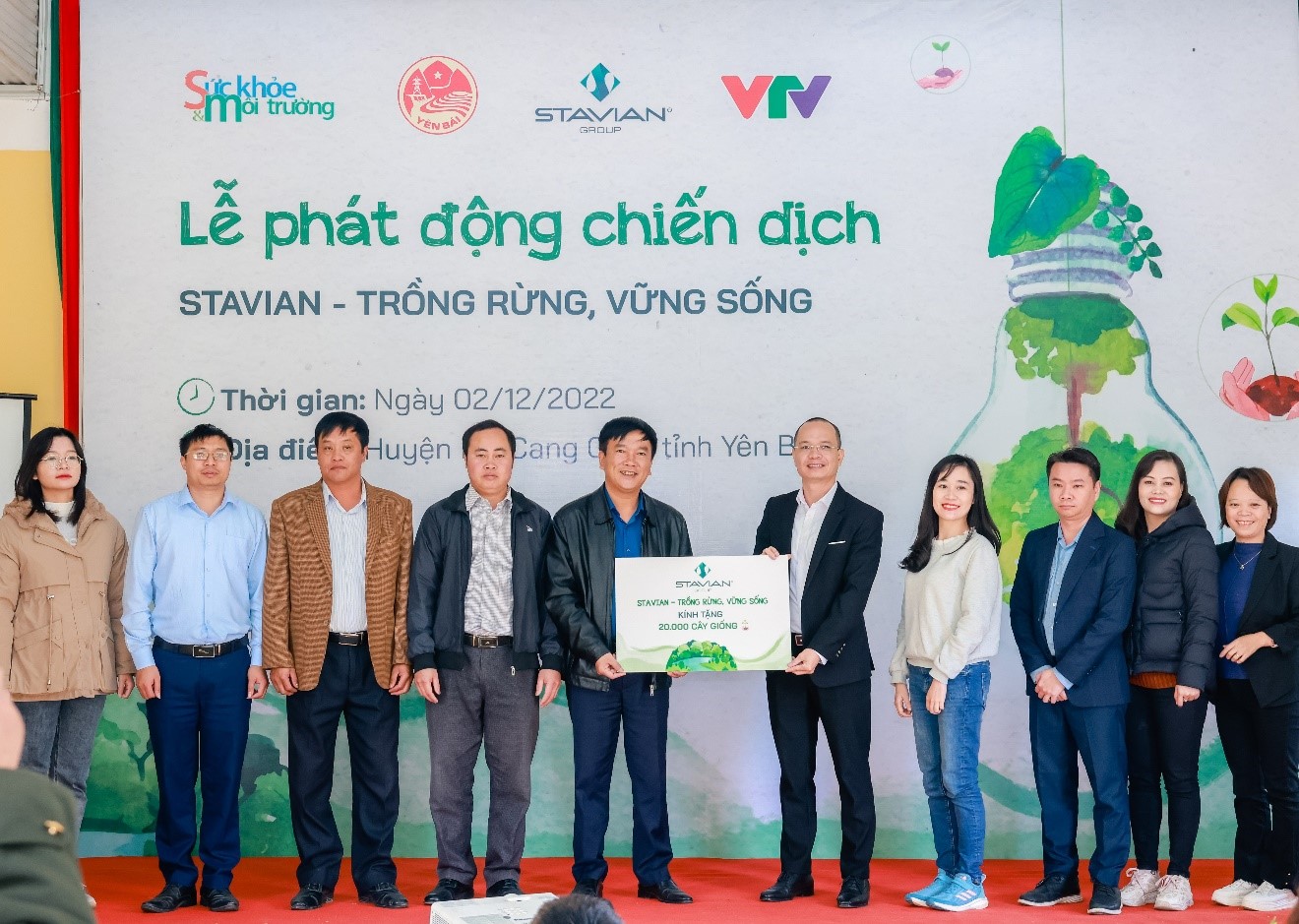 Đại diện Stavian trao tặng cây giống cho chính quyền địa phương. Nguồn: Stavian.