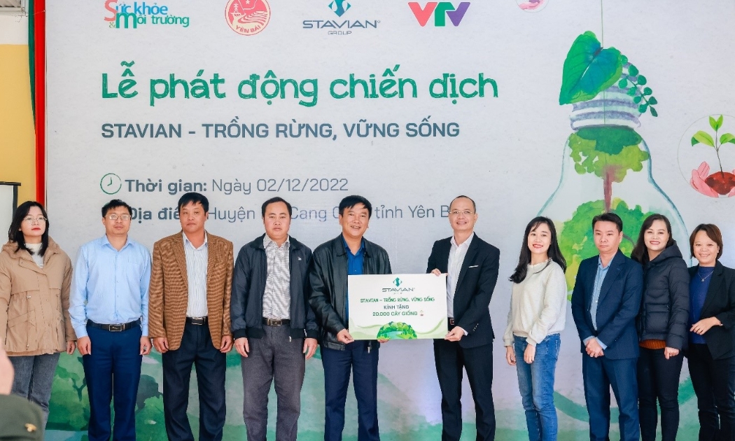 Đại diện Stavian trao tặng cây giống cho chính quyền địa phương. Nguồn: Stavian.