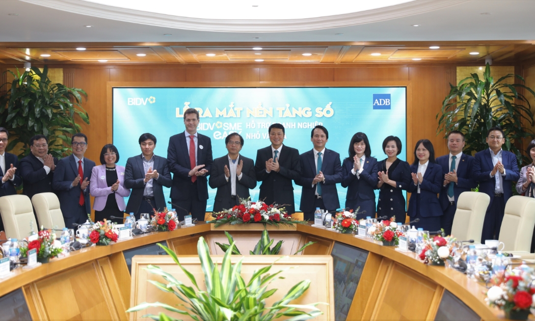 Các đại biểu tham dự Lễ ra mắt Nền tảng số SMEasy dành cho doanh nghiệp nhỏ và vừa.