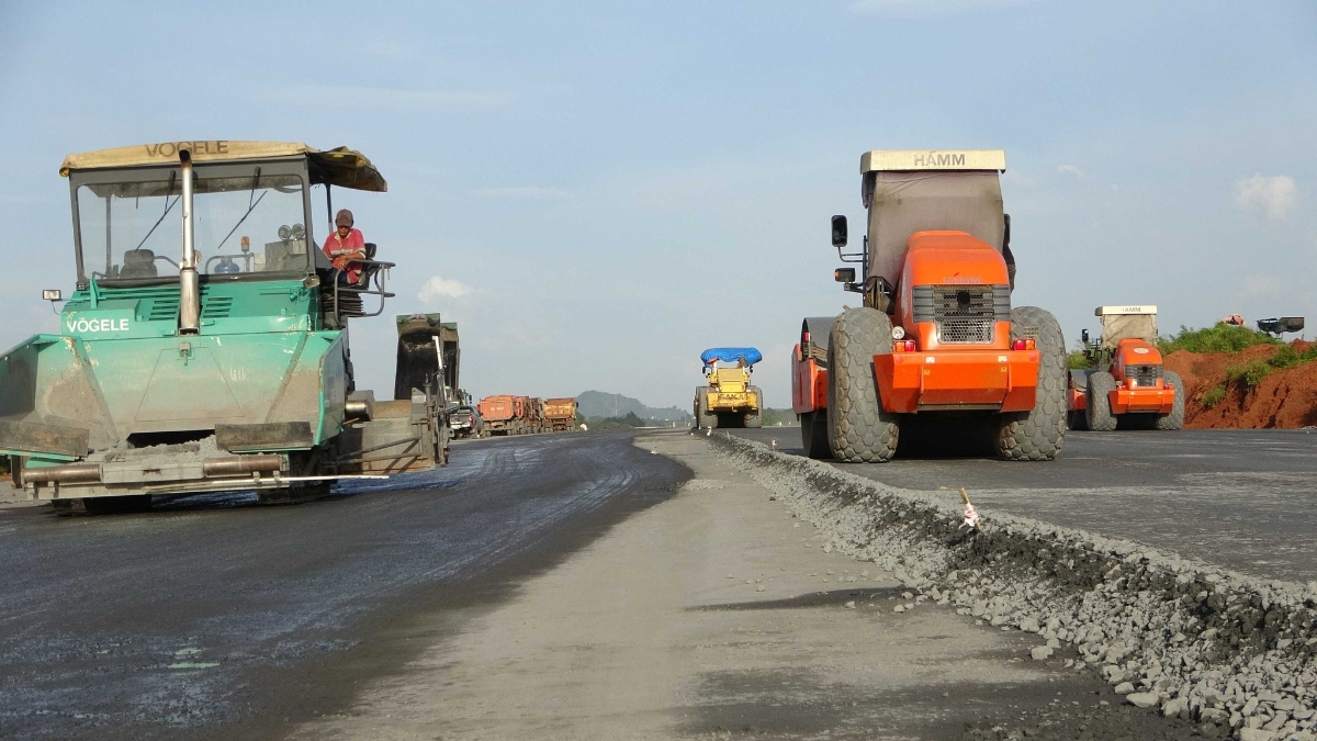 Bộ Giao thông vận tải yêu cầu Ban Quản lý dự án Thăng Long kiên quyết xử lý nhà thầu yếu, bổ sung nhà thầu thi công trong trường hợp cần thiết để đảm bảo tiến độ thi công cao tốc Phan Thiết - Dầu Giây.