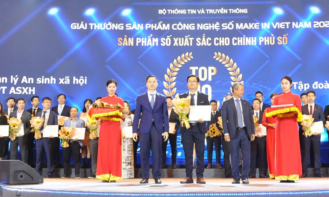 Đại diện VNPT nhận giải thưởng hạng mục Sản phẩm số xuất sắc cho Chính phủ số dành cho giải pháp VNPT ASXH.