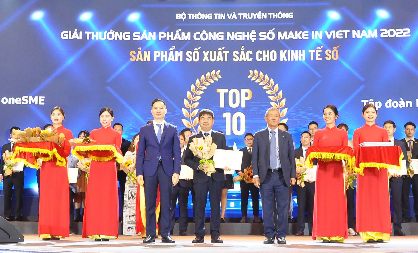 Đại diện VNPT nhận giải thưởng hạng mục Sản phẩm số xuất sắc cho Kinh tế số d&agrave;nh cho giải ph&aacute;p oneSME.
