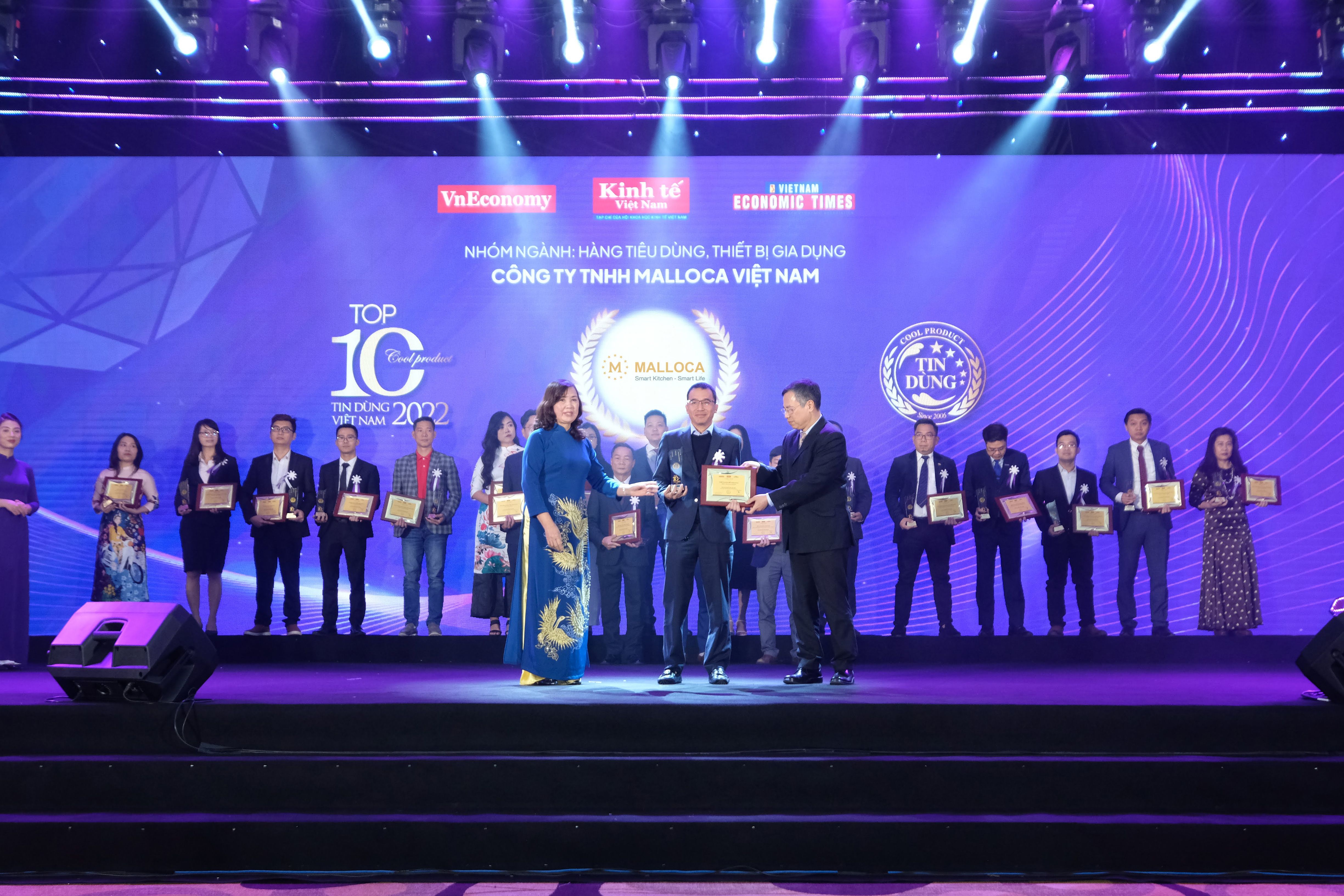 Đại diện hương hiệu Malloca Việt Nam nhận kỷ niệm chương của chương trình.