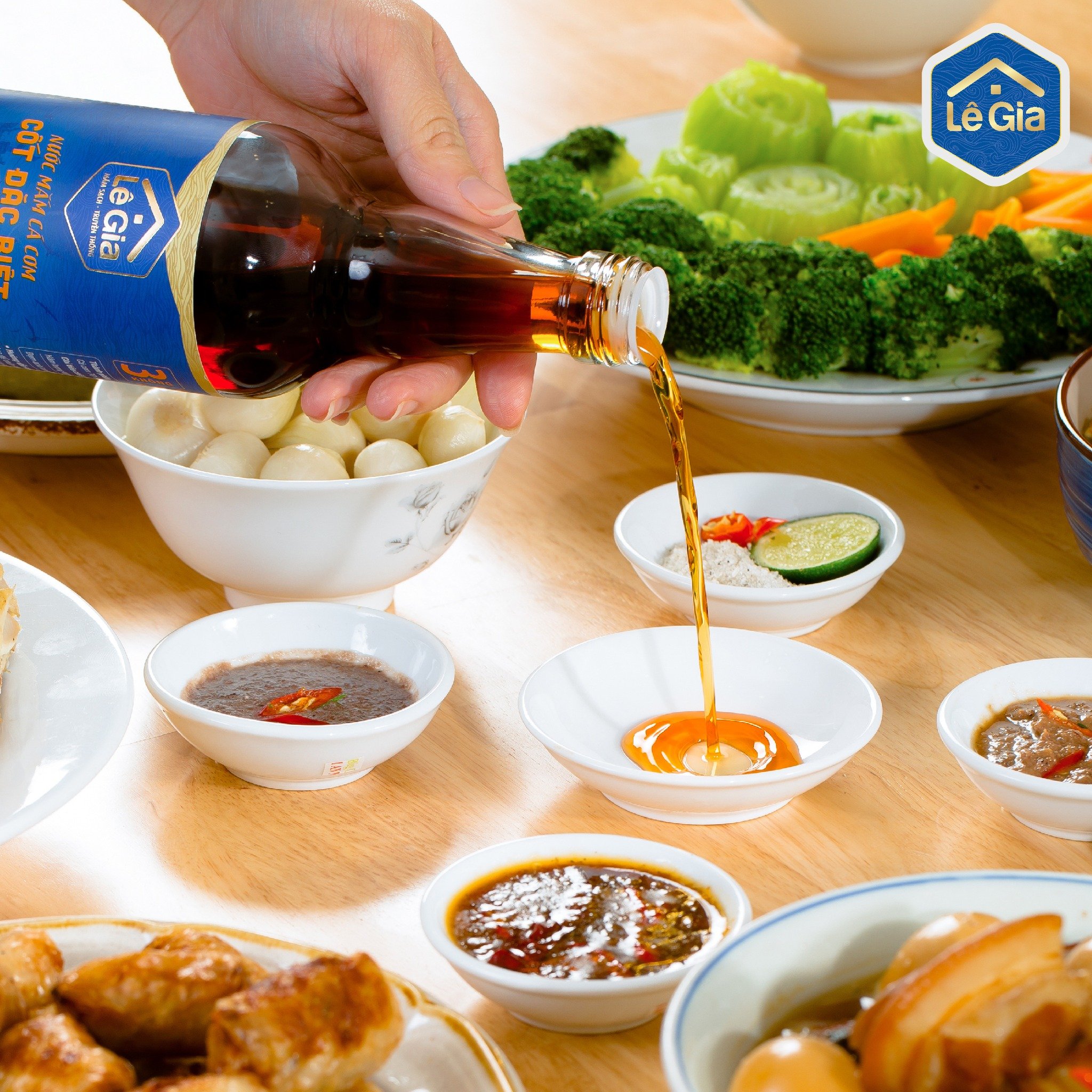 Sản phẩm của Lê Gia được sản xuất phương pháp nén gài truyền thống trong các thùng gỗ Bời Lời lớn, cùng kinh nghiệm và sự tận tâm những nghệ nhân lành nghề.