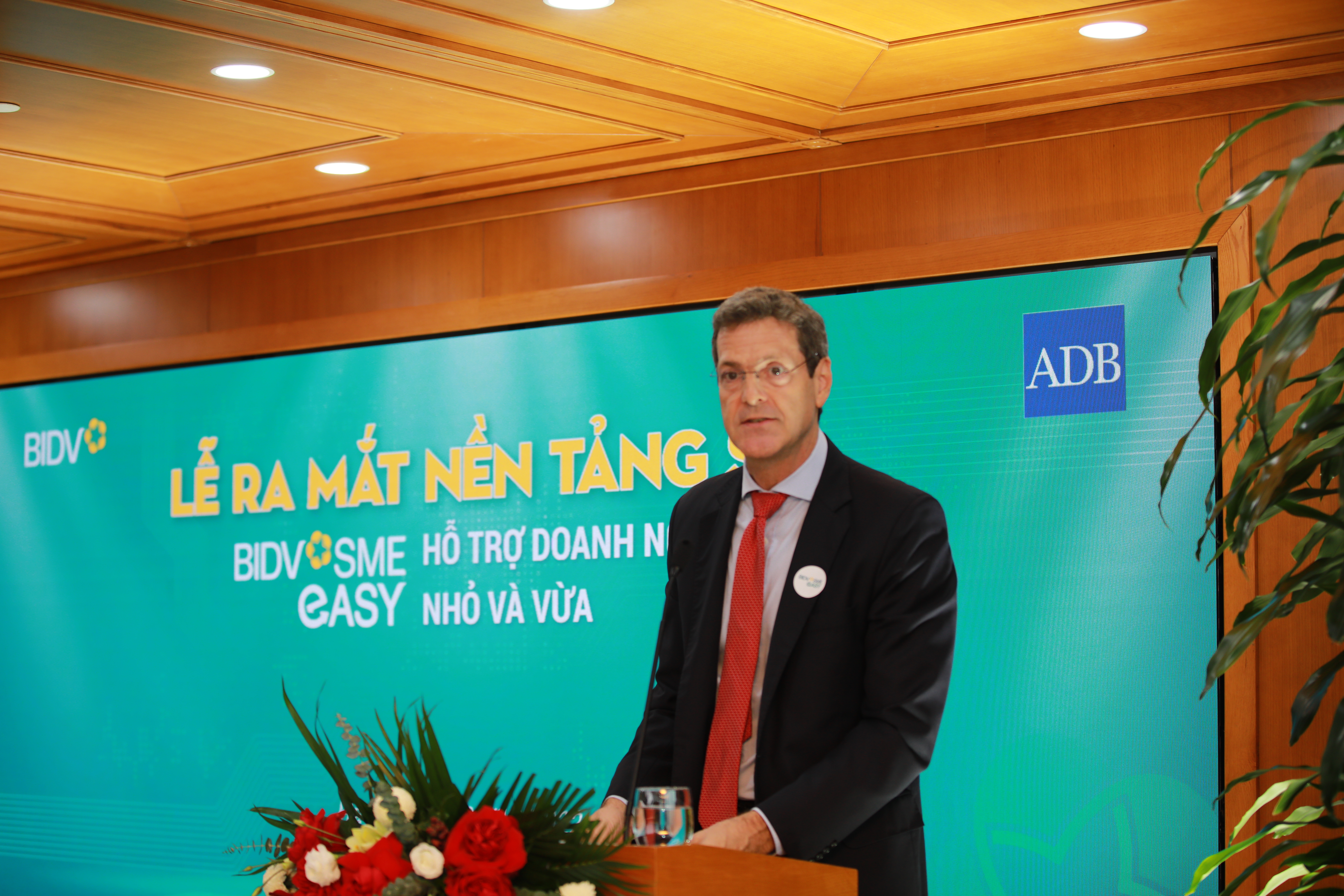 &Ocirc;ng Andrew Jeffries - Gi&aacute;m đốc Quốc gia ADB tại Việt Nam.