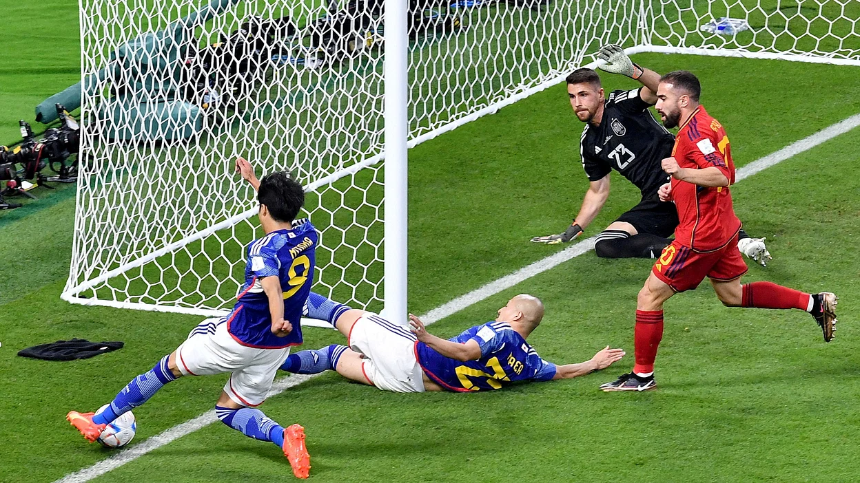 Nhiều g&oacute;c nh&igrave;n cho thấy tr&aacute;i b&oacute;ng dường như đ&atilde; đi ra khỏi đường bi&ecirc;n, nhưng 