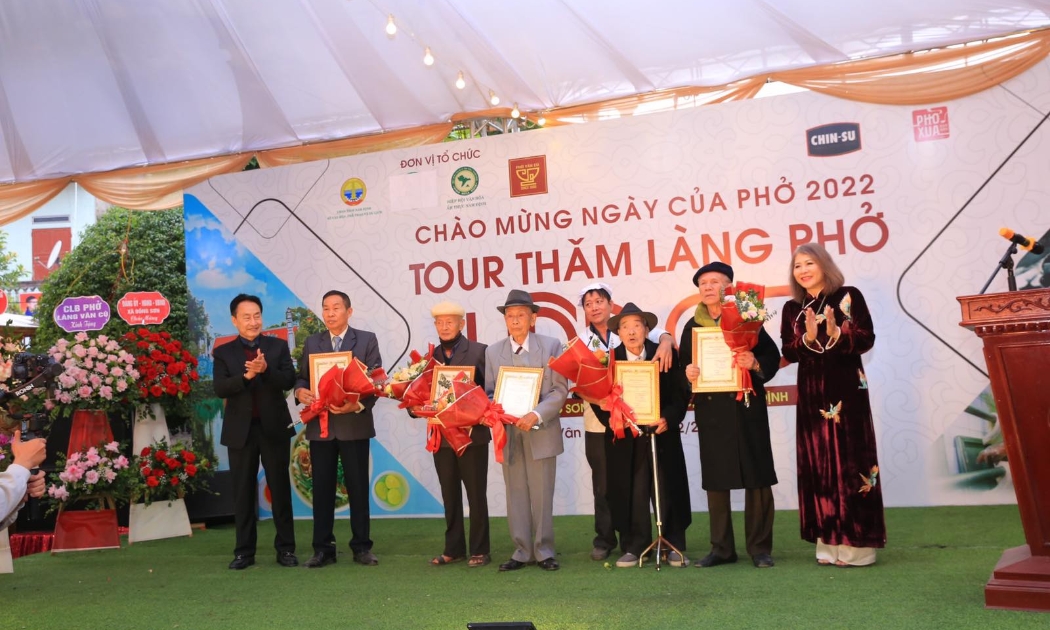 Bà Nguyễn Hoàng Yến - Phó Chủ tịch Hiệp hội Văn hóa ẩm thực Việt Nam và Ông Lã Quốc Khánh - Phó Chủ tịch Hiệp hội Văn hóa ẩm thực Việt Nam trao bảng vàng vinh danh cho 5 nghệ nhân làng Vân Cù.