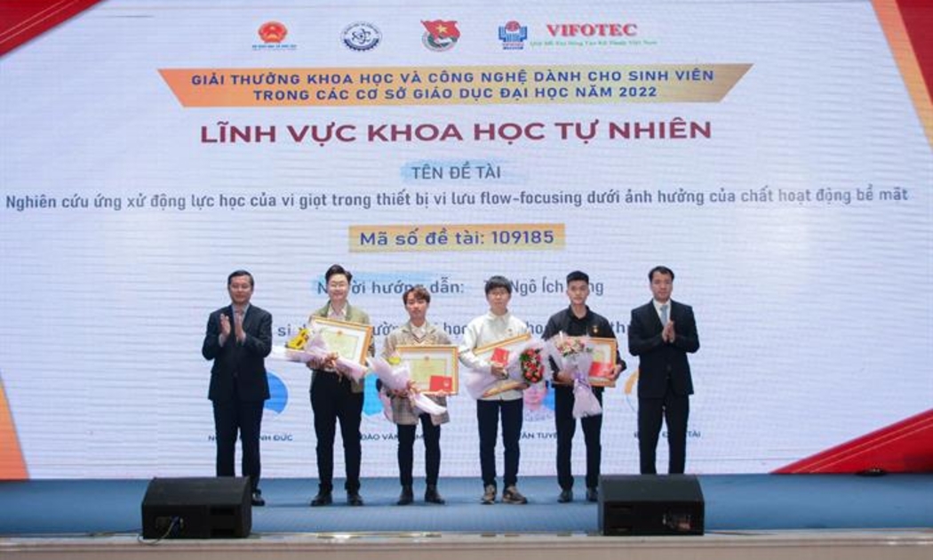 Thứ trưởng Nguyễn Văn Phúc và đại diện Trung ương Đoàn thanh niên cộng sản HCM trao Bằng khen của Bộ GDĐT và Huy hiệu tuổi trẻ sáng tạo của Trung ương Đoàn TNCS Hồ Chí Minh cho các sinh viên đoạt giải Nhất.