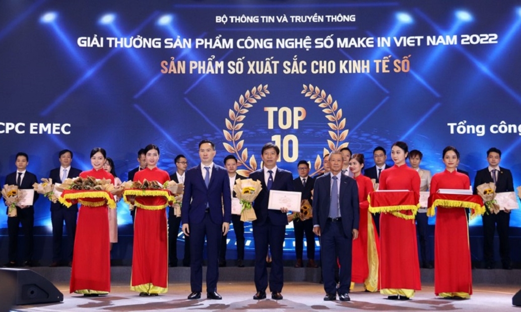 Đại diện EVN nhận giải thưởng.