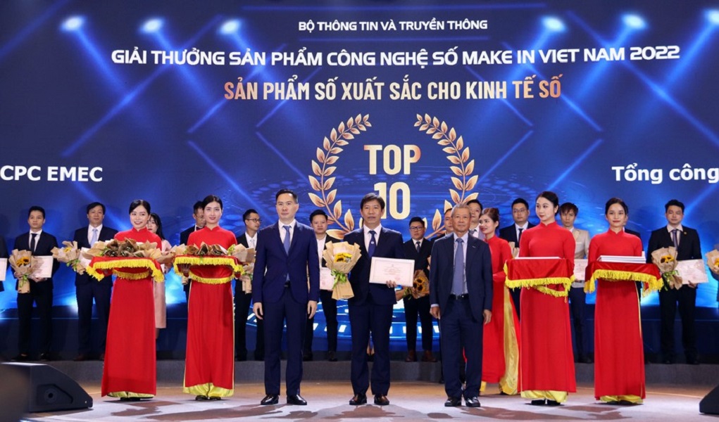 Đại diện EVN nhận giải thưởng.