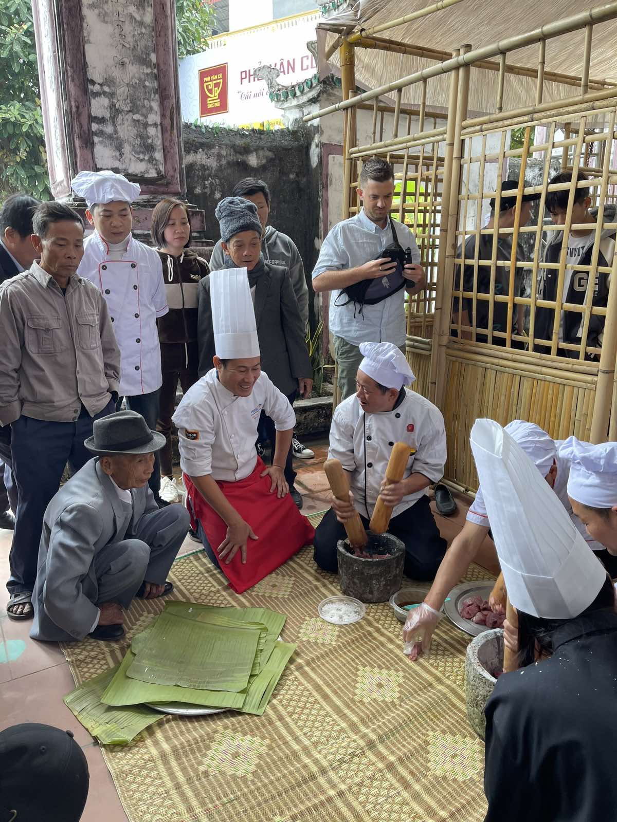 Du khách nước ngoài trong Tour thăm làng Phở thích thú xem giã giò.