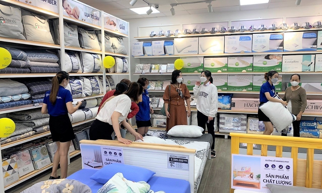 Những tháng cuối năm, các cửa hàng Vua Nệm luôn tấp nập khách tới mua sắm, trải nghiệm.