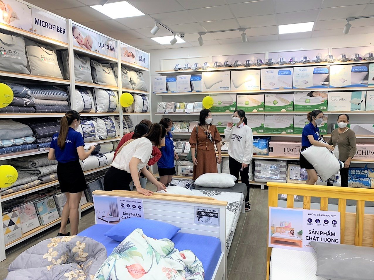 Những tháng cuối năm, các cửa hàng Vua Nệm luôn tấp nập khách tới mua sắm, trải nghiệm.