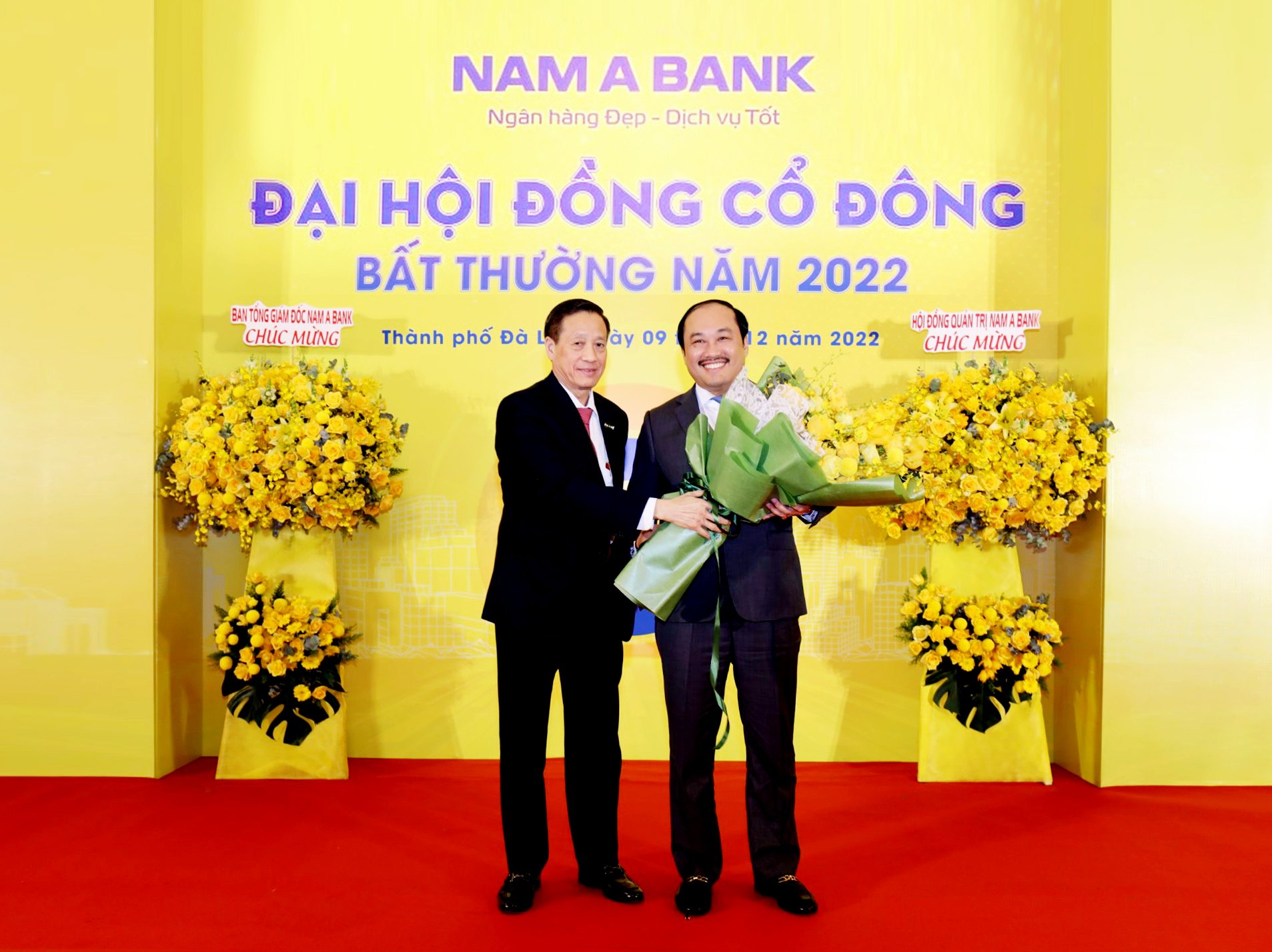 Ông Phan Đình Tân đại diện HĐQT nhiệm kỳ cũ tặng hoa chúc mừng tân Chủ tịch HĐQT, ông Trần Ngô Phúc Vũ.