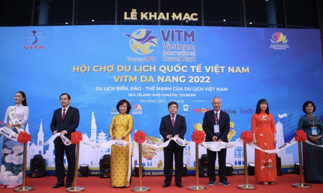 Lãnh đạo UBND TP. Đà Nẵng và Bộ VHTT & Du lịch cùng Hiệp hội Du lịch Việt Nam thực hiện nghi lễ khai mạc Hội chợ du lịch quốc tế Đà Nẵng (VITM Đà Nẵng 2022)