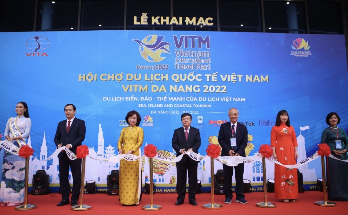 Lãnh đạo UBND TP. Đà Nẵng và Bộ VHTT & Du lịch cùng Hiệp hội Du lịch Việt Nam thực hiện nghi lễ  khai mạc Hội chợ du lịch quốc tế Đà Nẵng (VITM Đà Nẵng 2022)