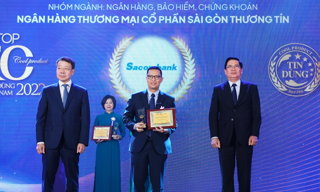 Đại diện Sacombank, Ông Lương Văn Tuấn - Giám đốc Chi Nhánh Thủ Đô, nhận cúp và Giấy chứng nhận giải thưởng của Ban tổ chức.