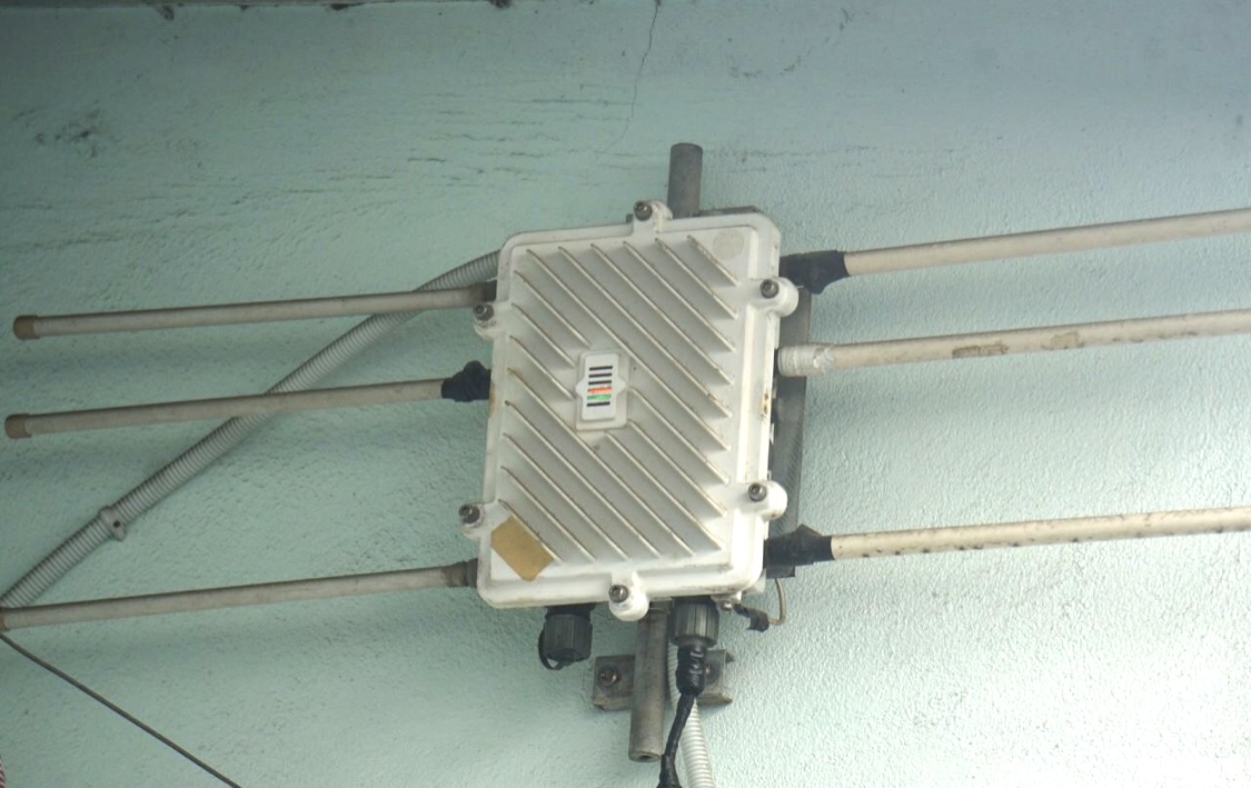 Thiết bị phát sóng Wifi miễn phí được lắp đặt tại một khu nhà trọ công nhân.