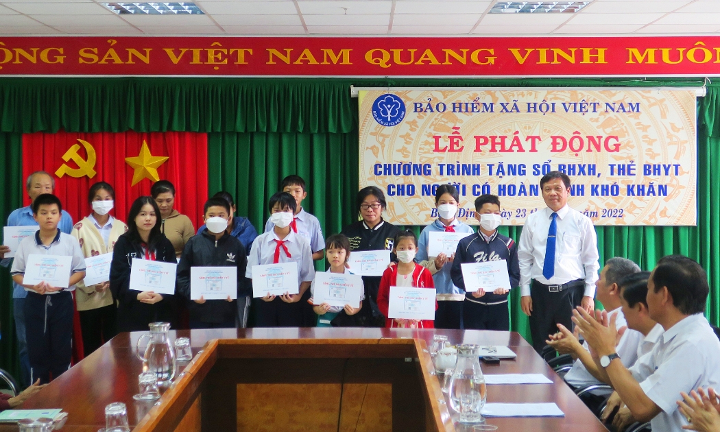 Tặng sổ bảo hiểm xã hội, thẻ bảo hiểm y tế tại Bình Định. Ảnh - Bảo hiểm xã hội tỉnh Bình Định.