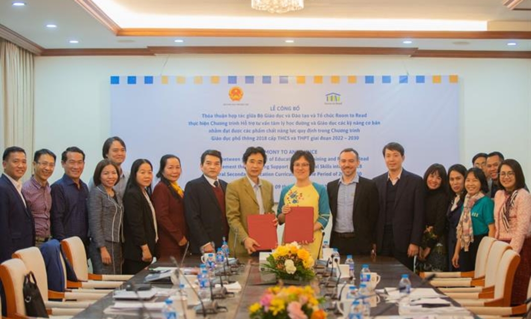 Ông Phạm Hùng Anh, Vụ trưởng Vụ Giáo dục Chính trị và Công tác HSSV, Bộ GDĐT và đại diện Tổ chức Room to Read Nguyễn Diệu Nương trao thỏa thuận hợp tác. Ảnh: Bộ Giáo dục Đào tạo.
