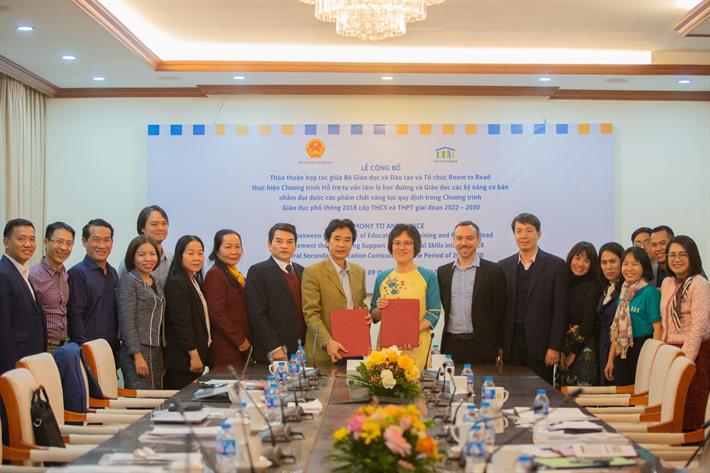 Ông Phạm Hùng Anh, Vụ trưởng Vụ Giáo dục Chính trị và Công tác HSSV, Bộ GDĐT và đại diện Tổ chức Room to Read Nguyễn Diệu Nương trao thỏa thuận hợp tác. Ảnh: Bộ Giáo dục Đào tạo.