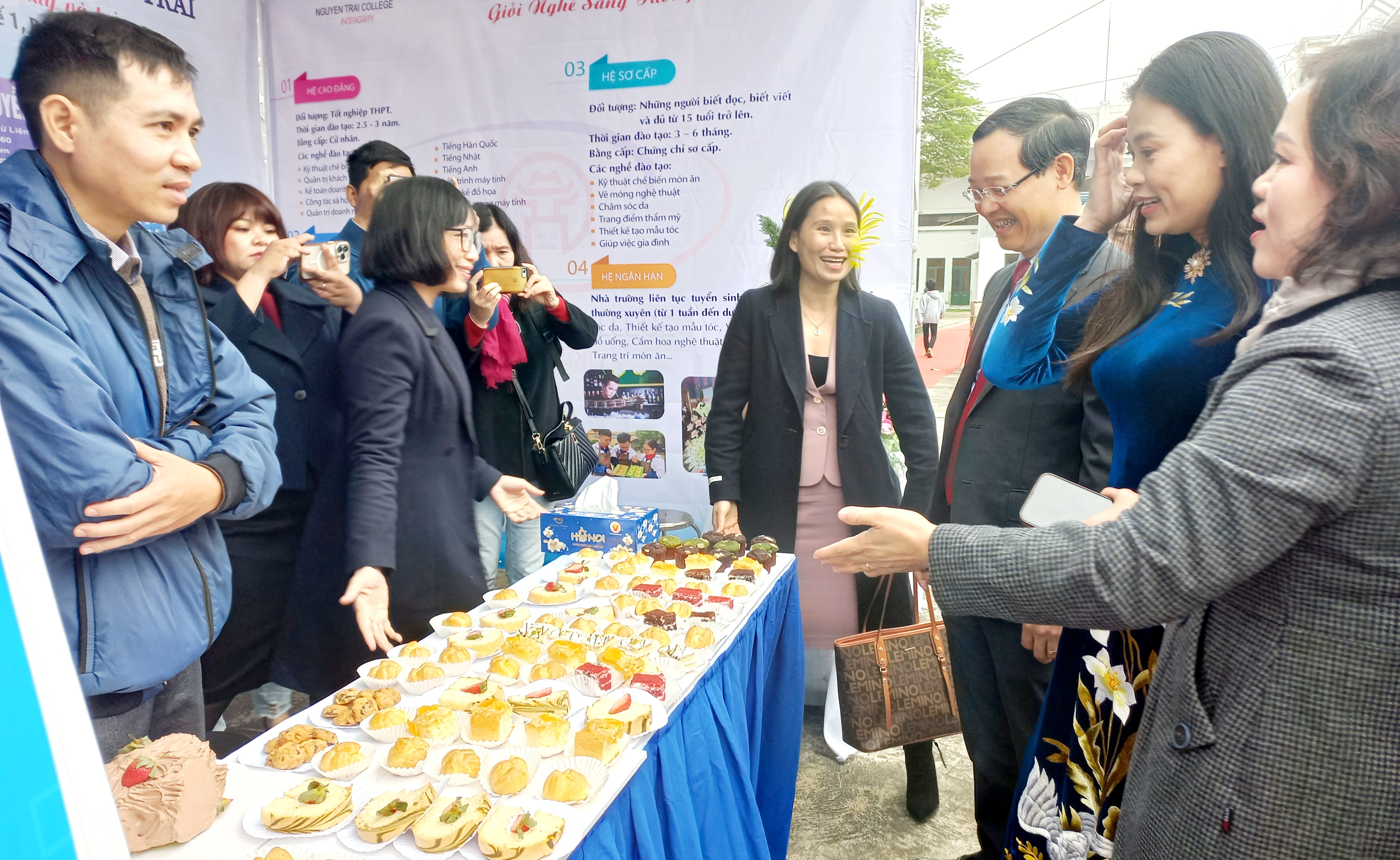 Gian trưng b&agrave;y của c&aacute;c cơ sở gi&aacute;o dục nghề nghiệp thu h&uacute;t nhiều sự quan t&acirc;m. Ảnh - N.Dương.