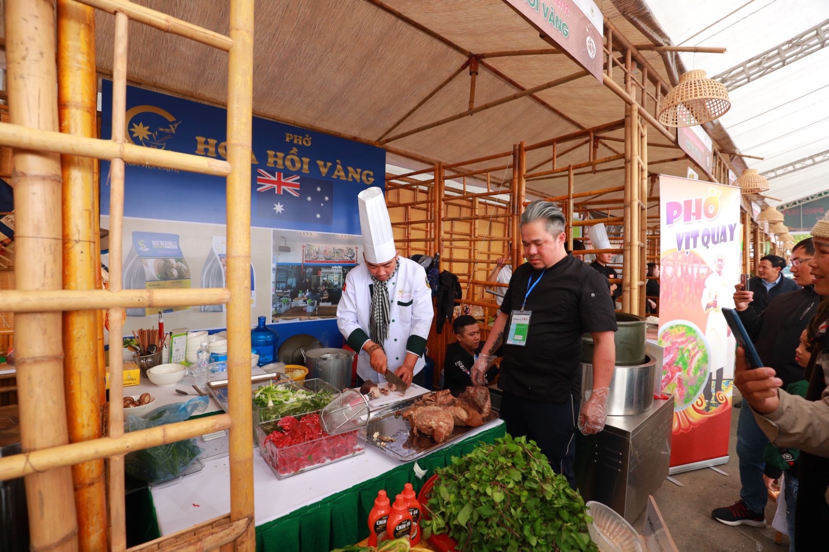 Đầu bếp từng dành giải Hoa hồi Vàng cũng không quên dùng tương ớt phở CHIN-SU.