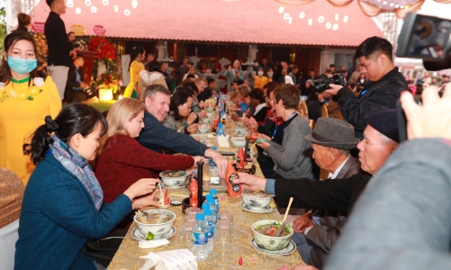 Thực khách trong ngoài nước háo hức thưởng thức phở cùng tương ớt CHIN-SU 