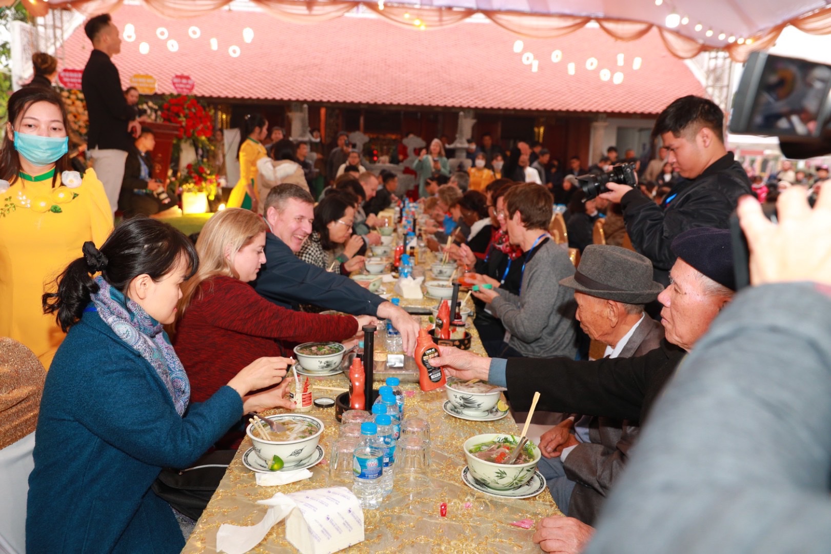 Dù người Việt hay người nước ngoài cũng rất quen thuộc với tương ớt CHIN-SU.