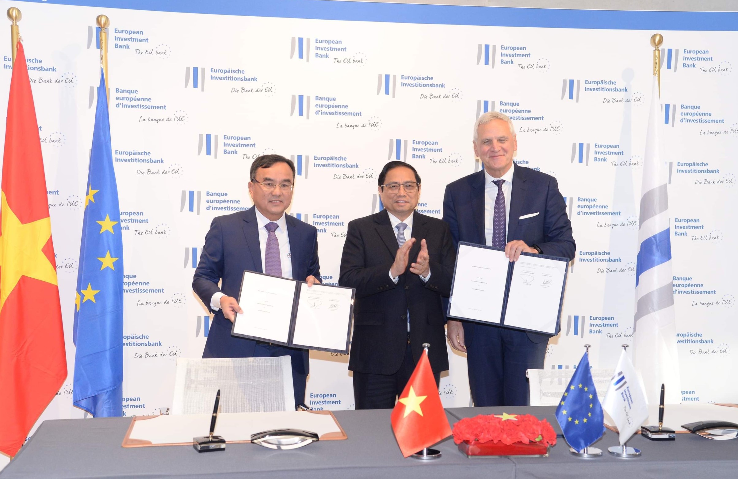 Thủ tướng Phạm Minh Chính chứng kiến lễ ký giữa EVN và EIB.