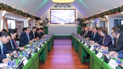 PM: Vietnam looking to become global logistics center