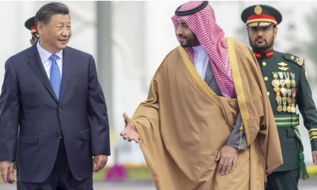 Chủ tịch Trung Quốc Tập Cận Bình (trái) và thái tử Saudi Arabia Mohammed bin Salman trong chuyến thăm Riyadh của nhà lãnh đạo Trung Quốc - Ảnh: Getty/CNBC.