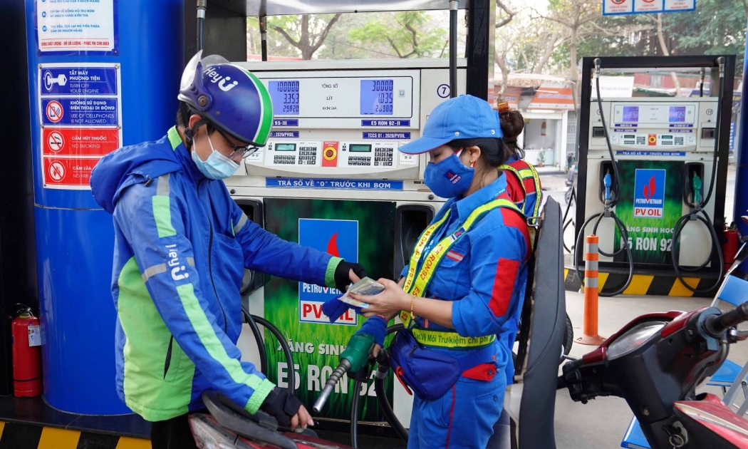 Giá xăng dầu đồng loạt giảm mạnh từ chiều 12/12/2022.