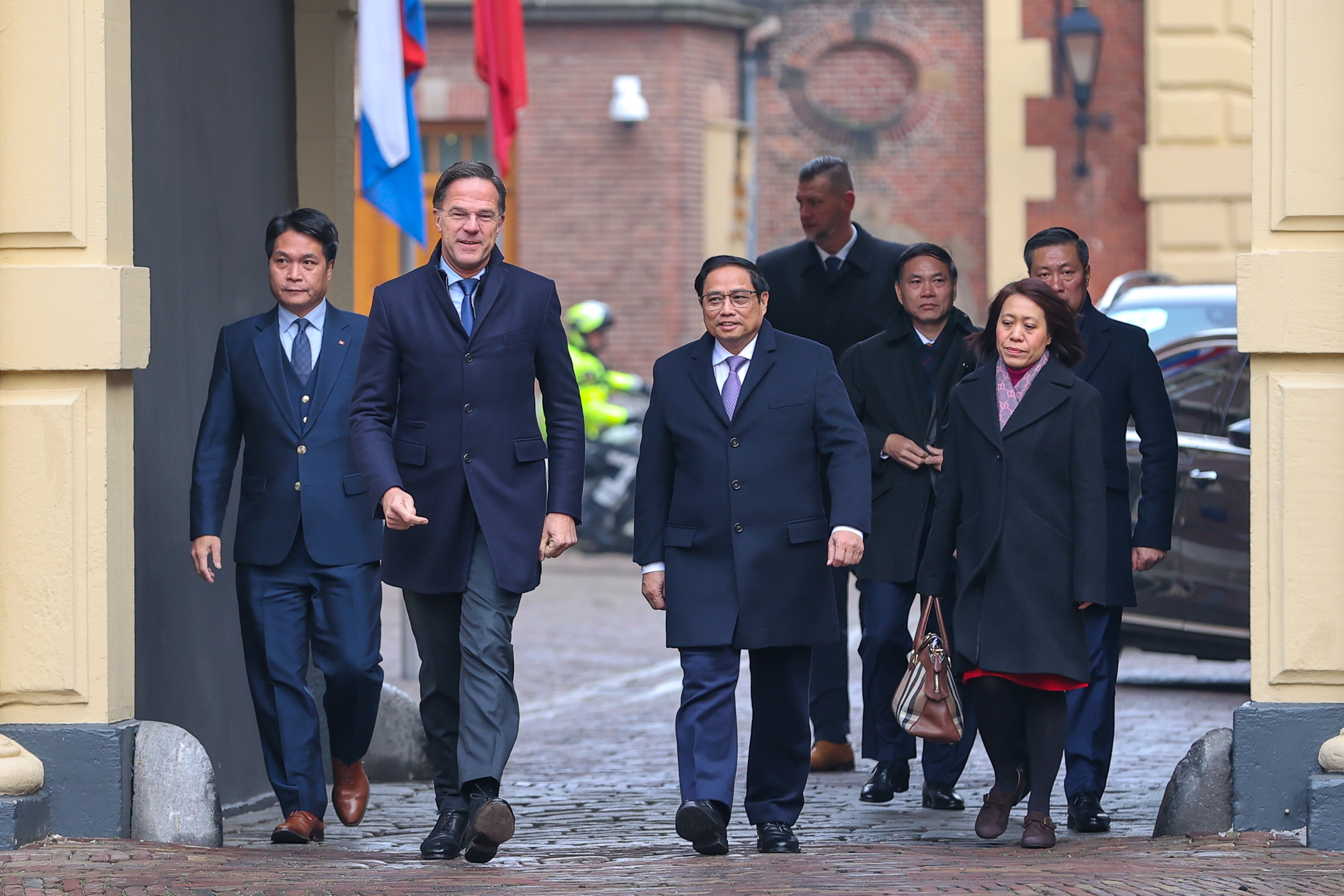 Thủ tướng Mark Rutte ra tận xe đón Thủ tướng Phạm Minh Chính - Ảnh: VGP