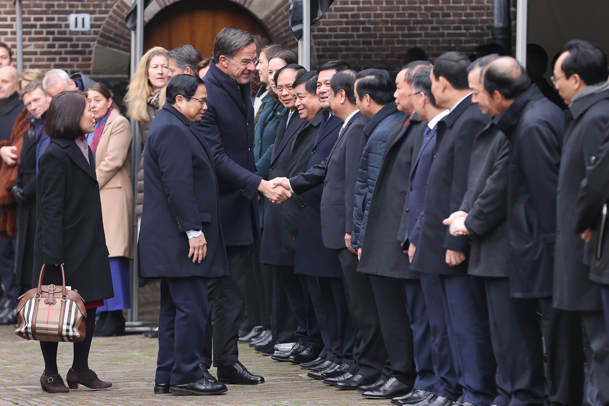 Thủ tướng Vương quốc Hà Lan Mark Rutte giới thiệu thành phần đoàn Hà Lan tham dự lễ đón - Ảnh: VGP