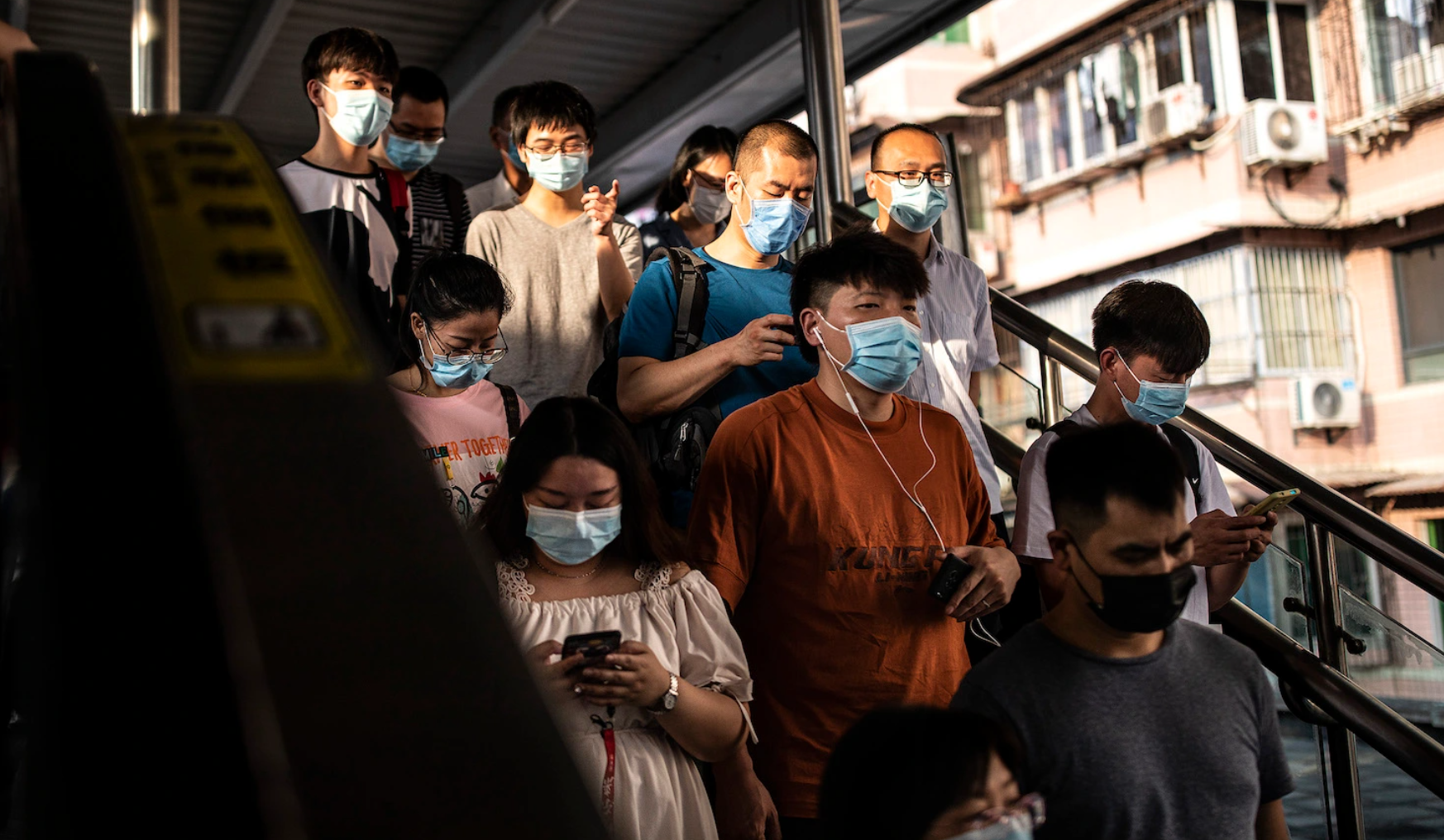 c&aacute;c nh&agrave; đầu tư vẫn lo sợ về những biến động thị trường. V&iacute; dụ, số ca nhiễm Covid tăng mạnh c&oacute; thể khiến người d&acirc;n kh&ocirc;ng muốn ra ngo&agrave;i v&agrave; mua sắm, chi ti&ecirc;u - Ảnh: Getty Images