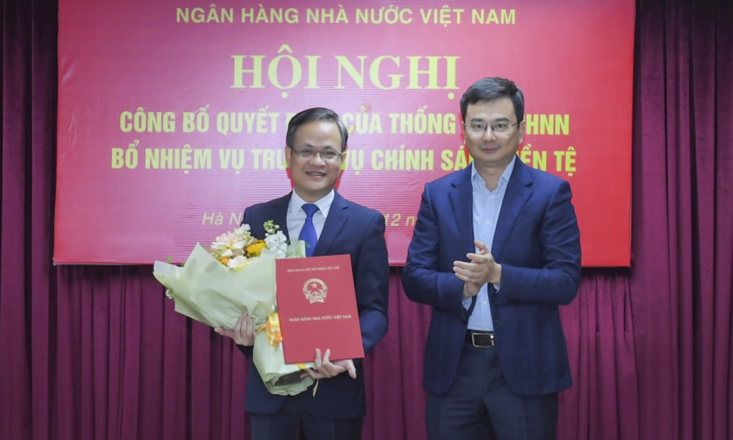 Phó Thống đốc Phạm Thanh Hà trao quyết định bổ nhiệm cho ông Phạm Chí Quang