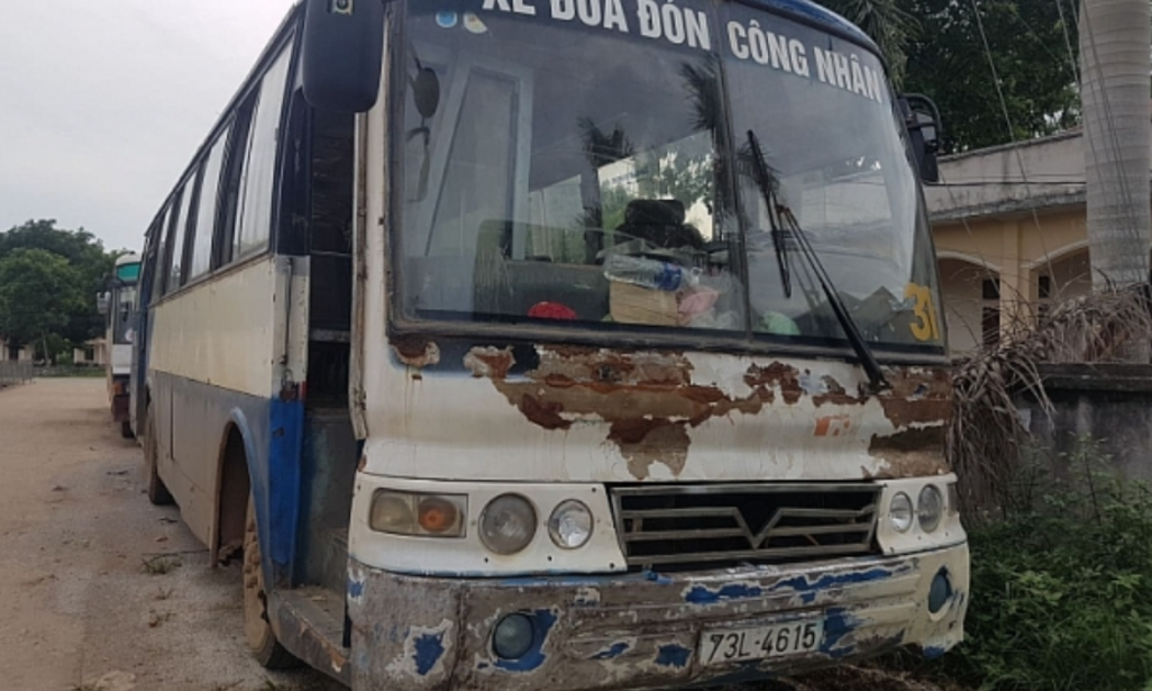 Những chiếc xe khách sập xệ, cũ nát đưa đón công nhân tiềm ẩn nguy cơ tai nạn, nguy hiểm cho người tham gia giao thông.