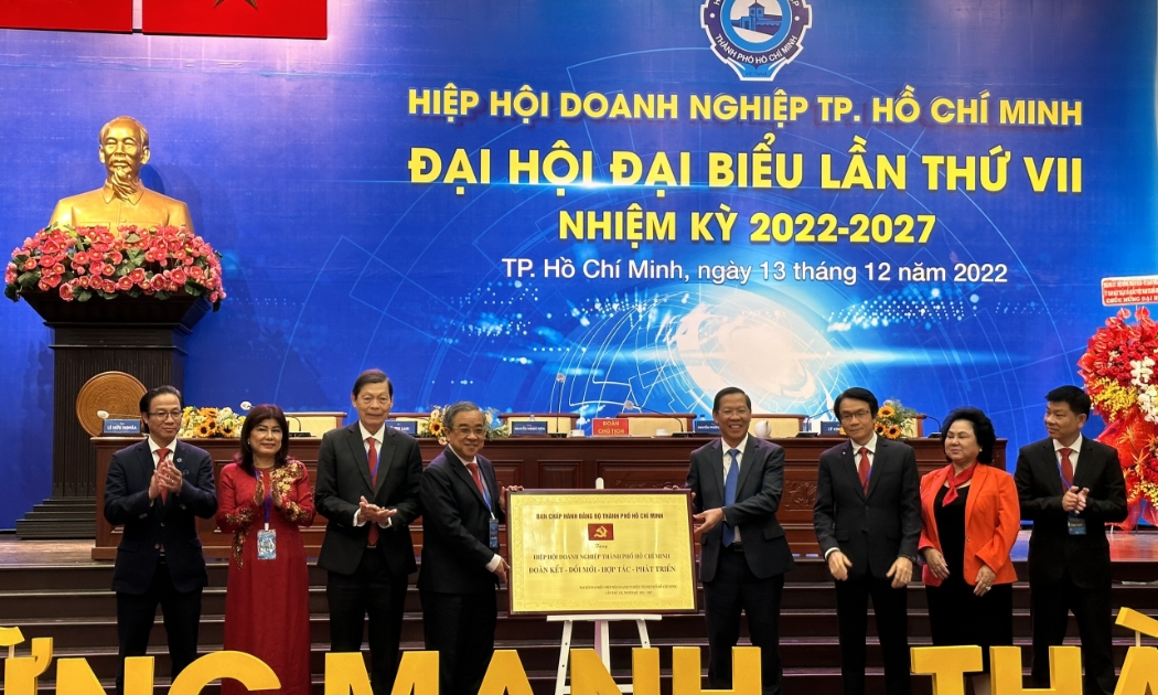 Ông Phan Văn Mãi thay mặt Đảng bộ chính quyền TP.HCM tặng Hiệp hội Doanh nghiệp TP.HCM 
