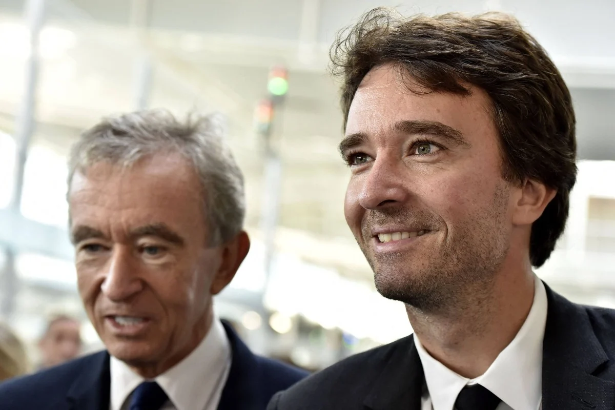 Việc tỷ phú Bernard Arnault (trái) nâng Antoine Arnault lên một vai trò lớn hơn đã thúc đẩy cuộc thảo luận về kế hoạch kế nhiệm của LVMH.