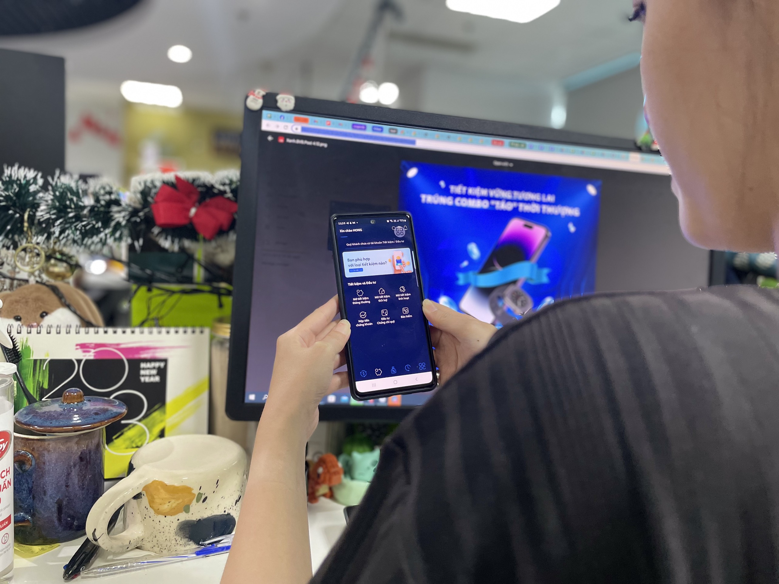 Gửi tiết kiệm online ngày càng được ưa chuộng vì tiện lợi, tiết kiệm thời gian và khách hàng có thể nhận sổ như gửi tiết kiệm tại quầy.