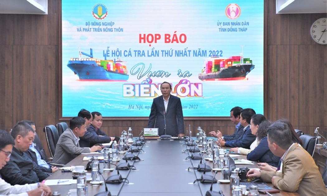 Thứ trưởng Phùng Đức Tiến chủ trì họp báo.