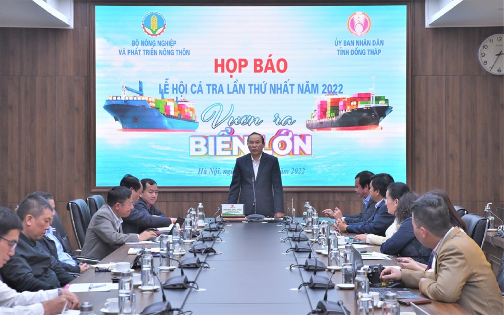 Thứ trưởng Phùng Đức Tiến chủ trì họp báo.