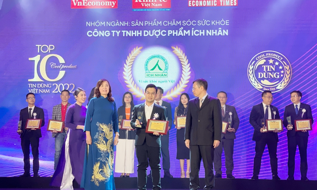 Đại diện Công ty TNHH Dược phẩm Ích Nhân nhận kỷ niệm chương của chương trình.