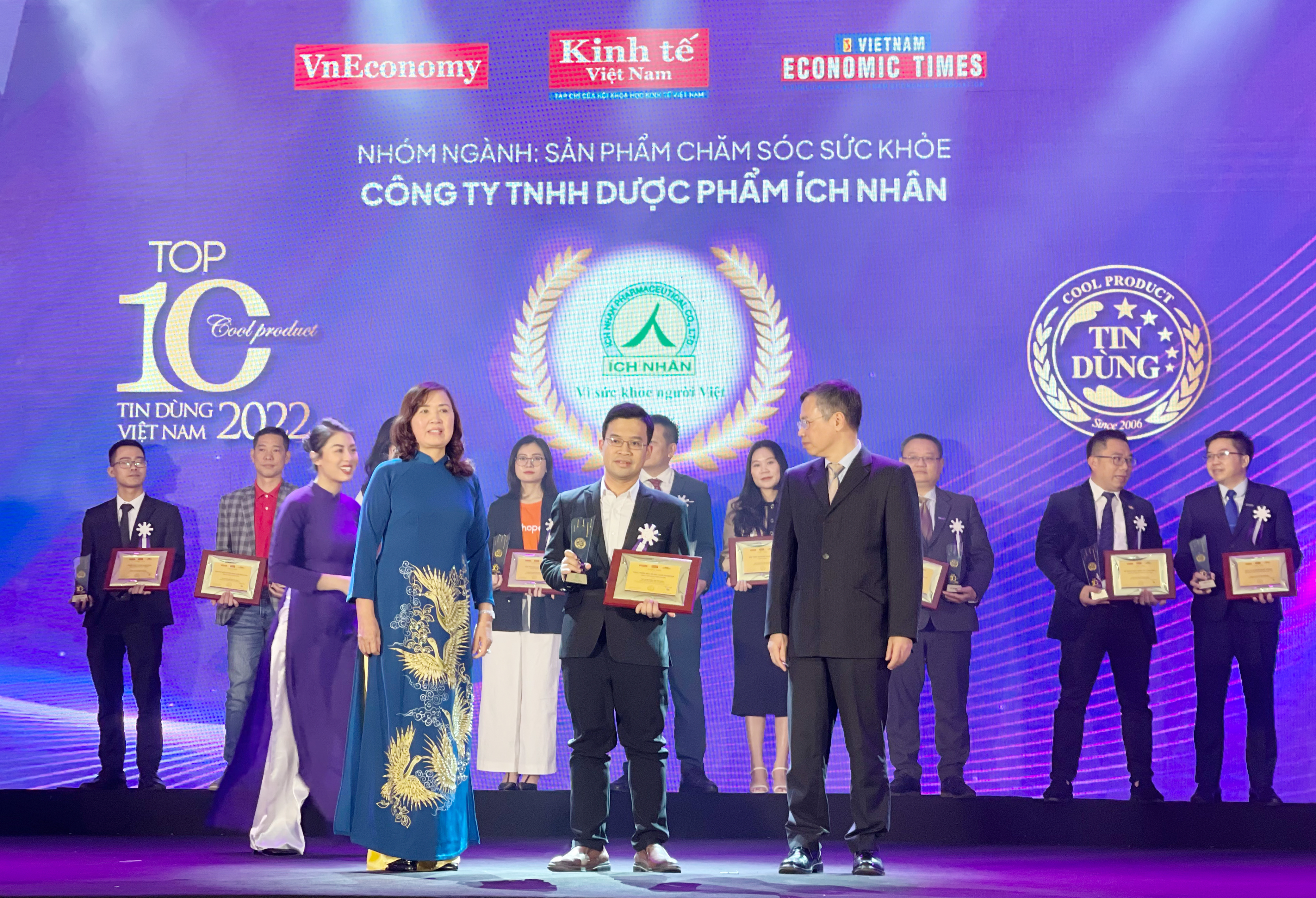 Đại diện Công ty TNHH Dược phẩm Ích Nhân nhận kỷ niệm chương của chương trình.