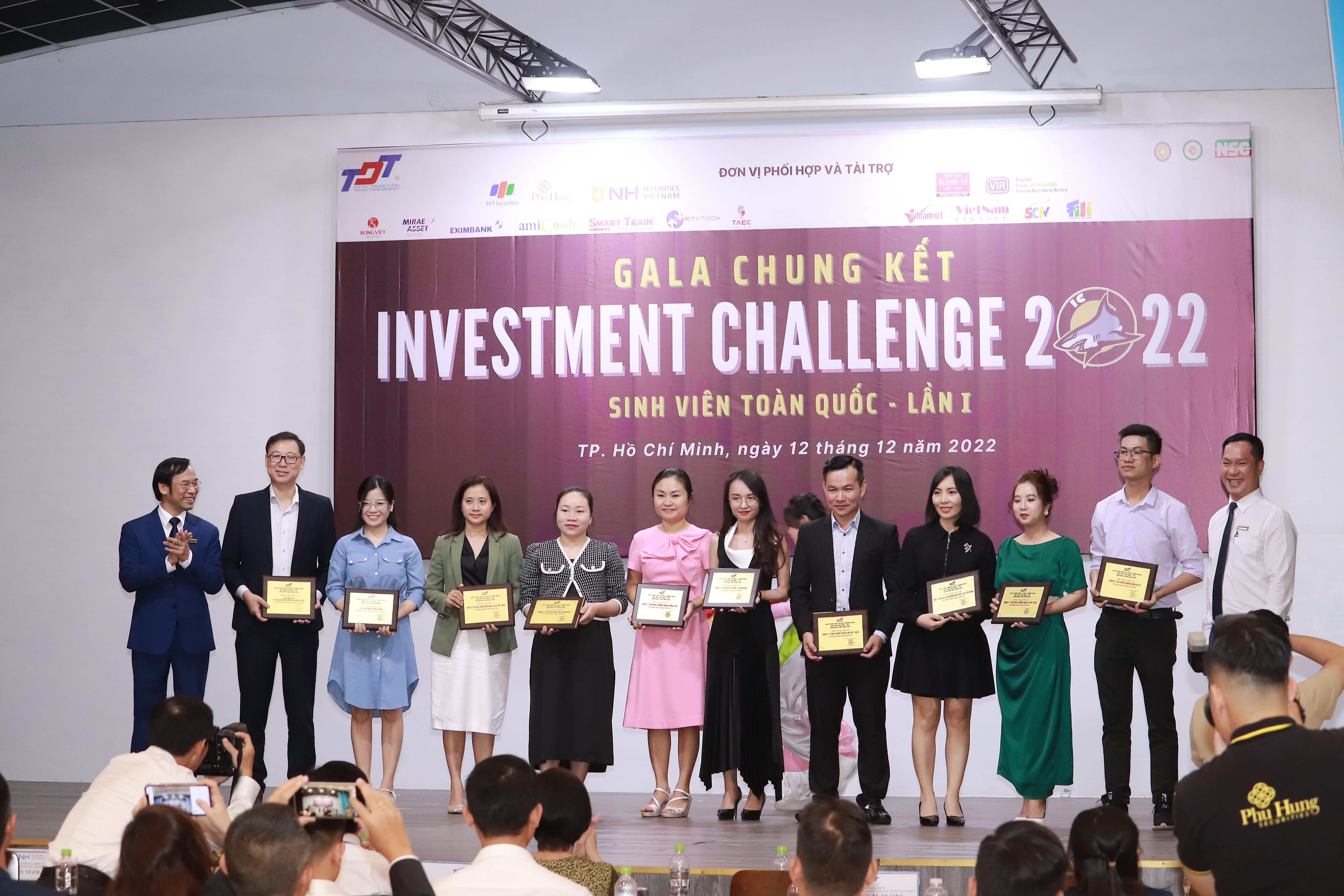 Trao kỷ niệm chương cho các nhà tài trợ.