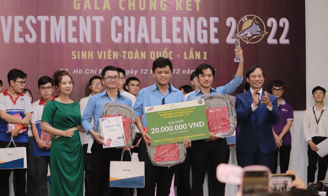 Các nhà vô địch đầu tư chứng khoán dành cho sinh viên toàn quốc lần thứ nhất.