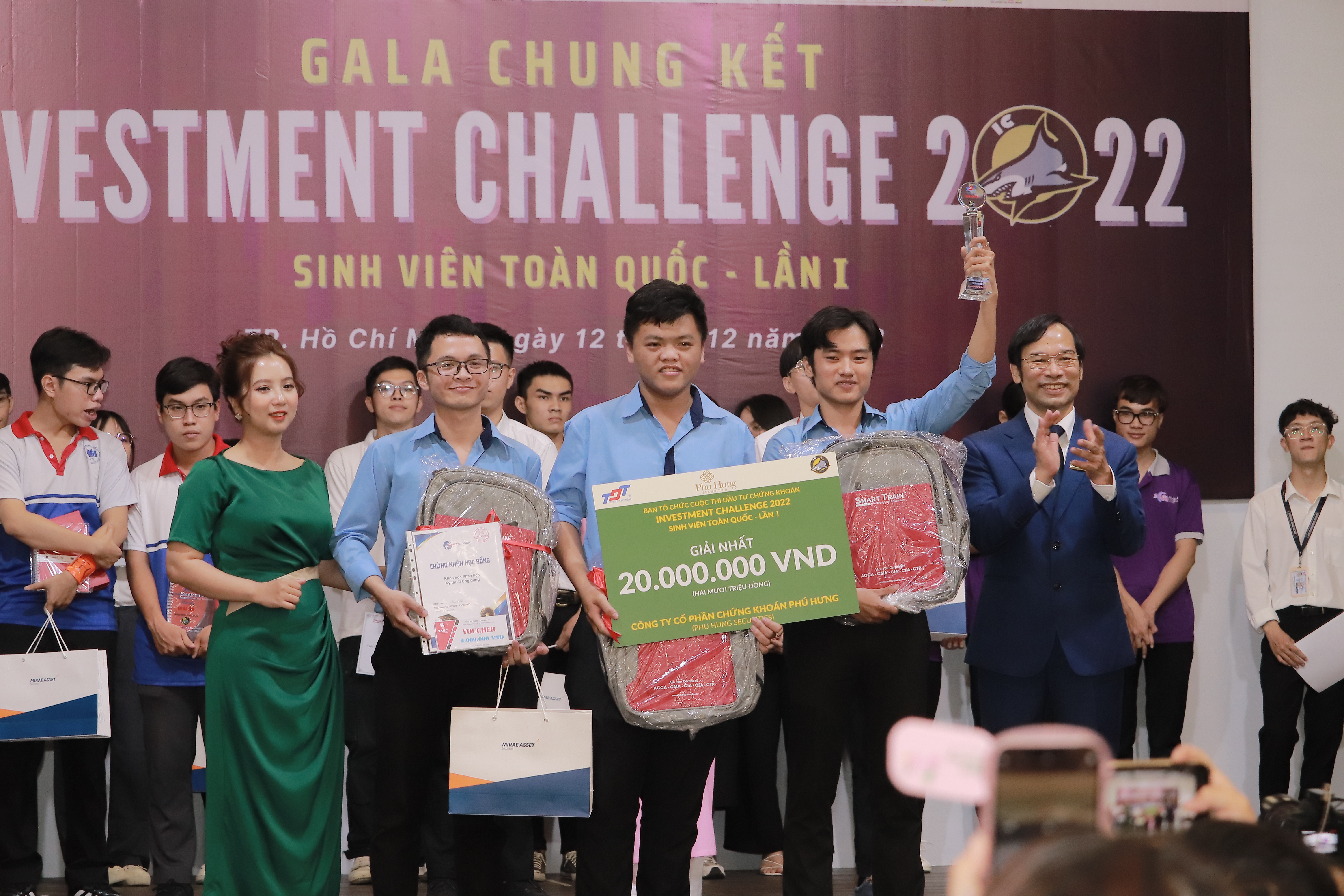 Các nhà vô địch đầu tư chứng khoán dành cho sinh viên toàn quốc lần thứ nhất.